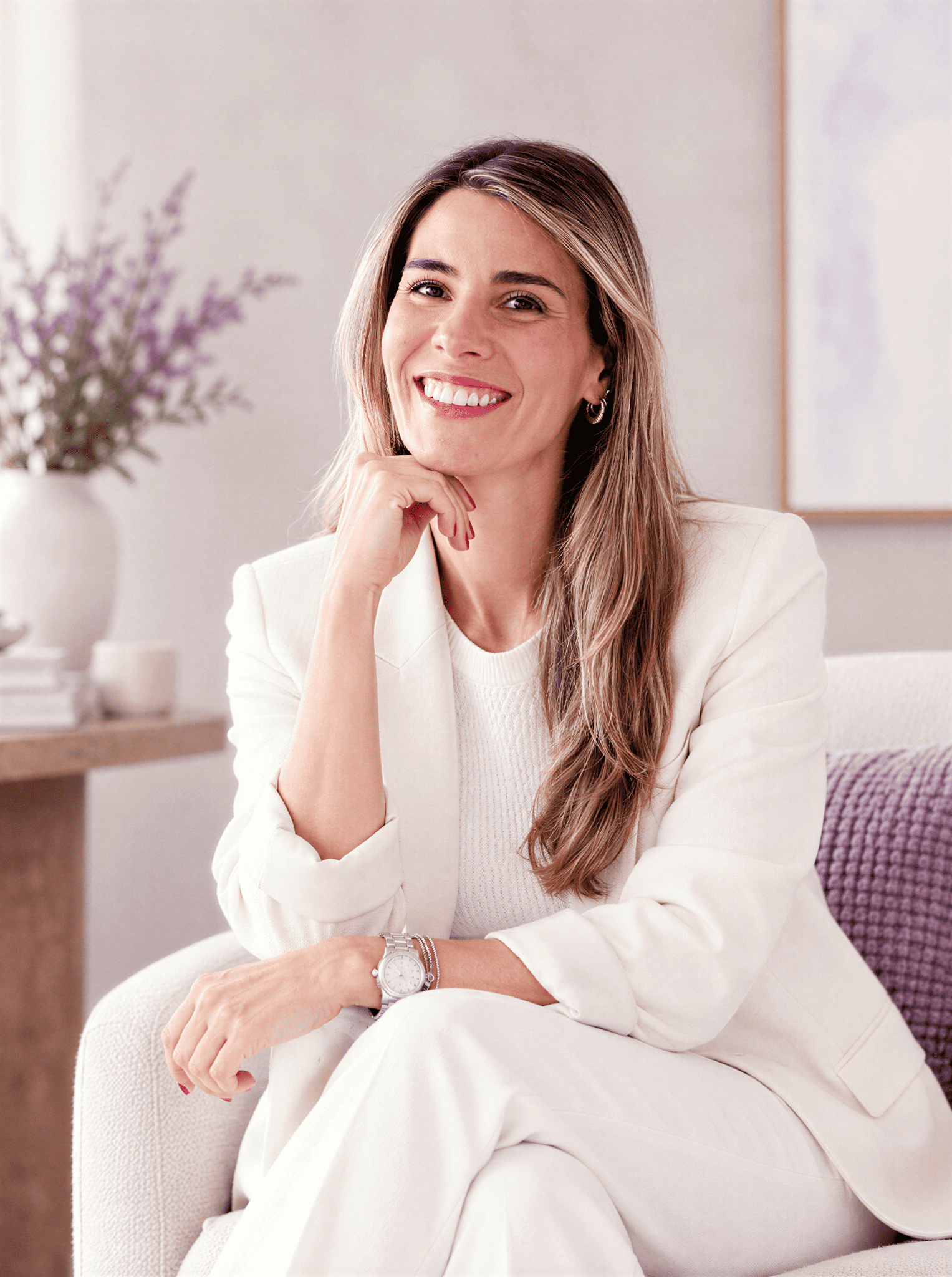 Ana Ruiz sentada en un sillón en un espacio sereno y elegante