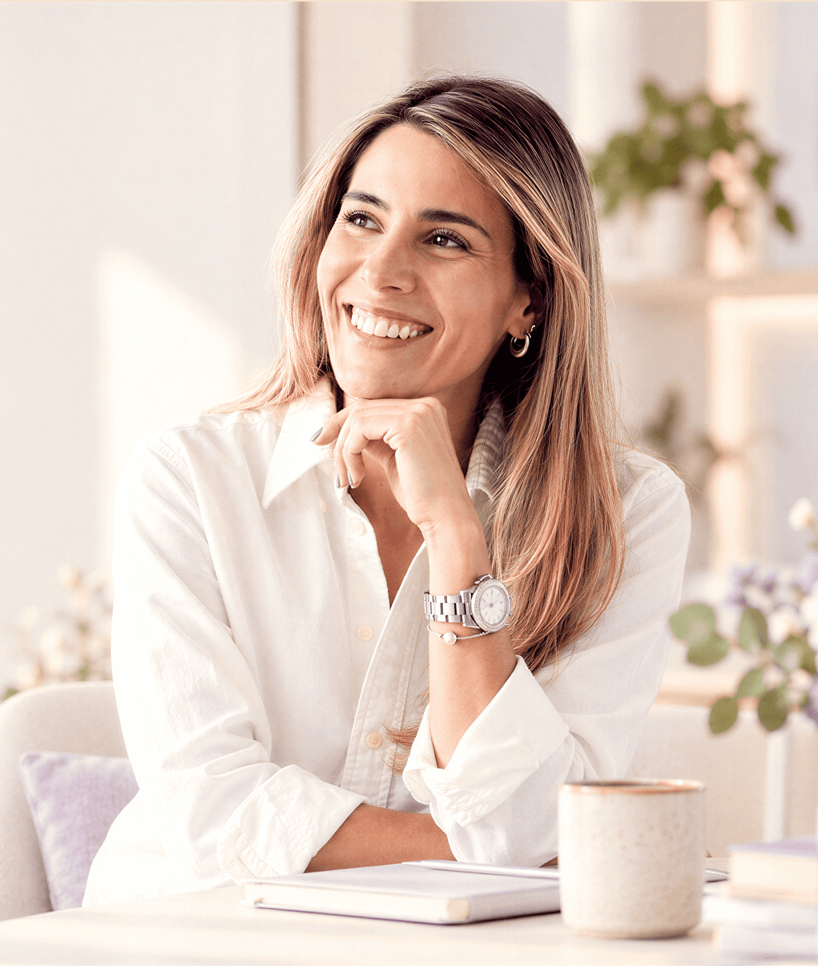 Ana Ruiz sonriendo en un espacio luminoso y cálido